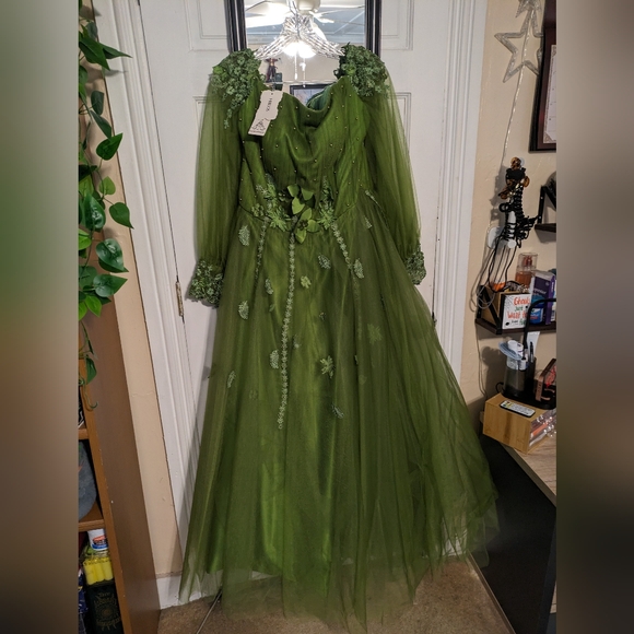 Hebeos Dresses & Skirts - Elegant Olive Green Prom Dress with Floral Appliqué